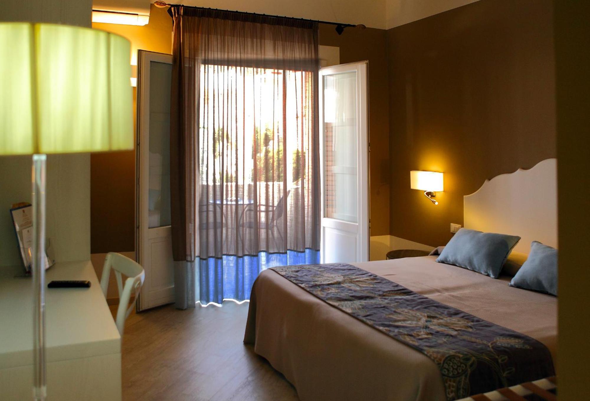Aegusa Hotel ฟาวีญานา ภายนอก รูปภาพ